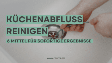 Titelbild mit der Aufschrift Küchenabfluss reinigen - 6 Mittel für sofortige Ergebnisse. Im Hintergrund erkennt man zwei Hände, die eine Drahtspirale in den Abfluss drehen, um eine Verstopfung zu lösen.