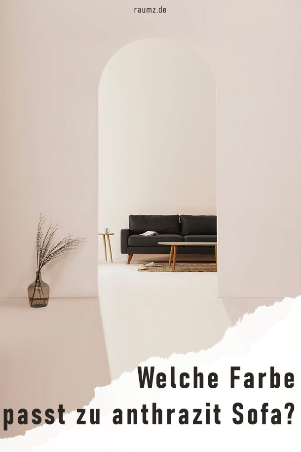Hochkant-Foto mit einer abgerissenen Ecke. In der abgerissene Ecke steht "Welche Farbe passt zu anthrazit Sofa? Es handelt sich um eine minimalistische Fotografie eines anthrazitfarbenen Sofas. Der Blick führt durch einen Torbogen direkt auf das Sofa, neben dem ein kleiner Beistelltisch steht.