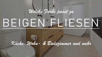 Das Titelbild zeigt ein großes Badezimmer. Die hintere Wand hat zwei Fenster mit geschlosssenen Jalousien. Darunter ein kantige Badewanne mit silberner Amatur. Man erkennt beige Fliesen. Neben der Wanne befinden zwei weiße viereckige Waschbecken mit zwei schwarzen Wasserhähnen. Darüber zwei pillenförmige schwarze Spiegel. Der Schrank darunter ist in einem mittelbraunen Holz gestaltet. Das Bild ist leicht abgedunkelt und darüber der Titel: Welche Farbe passt zu beigen Fliesen?