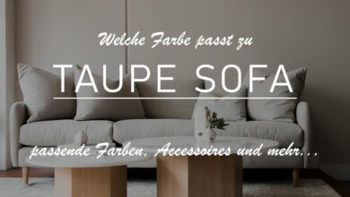 Titelbild mit vordergründiger Schrift zum Thema "Welche Farbe passt zu taupe Sofa?". Im Hintergrund erkennt man eine Ausstattung für das Wohnzimmer mit zwei modernen hölzernen Kaffeetischchen mit Glasplatte. Das Sofa mit Kissen ist in taupe gehalten, sowie die Wand. Der Boden ist ist mit dunkelbraunen Holz ausgestattet. Darauf ist ein gräulicher Teppich drapiert.