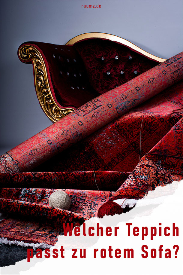 Stilleben eines roten Sofas mit goldenen Stuckarbeiten. Darüber ist eine roter Teppich geworfen, welcher verschiedenen Muster aufweist. An der unteren Ecke des Bildes ist das Bild abgerissen - auf dieser Stelle befindet sich die Überschrift "Welcher Teppich zu rotem Sofa?"