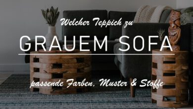 Titelbild mit der Aufschrift: Welcher Teppich zu grauem Sofa? passende Farben, Muster und Stoffe - ferner erkennt man im Hintergrund eine graue Couch mit grauem Teppich sowie Dekorationselementen aus Holz
