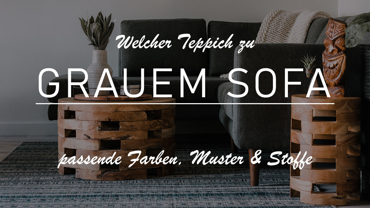Titelbild mit der Aufschrift: Welcher Teppich zu grauem Sofa? passende Farben, Muster und Stoffe - ferner erkennt man im Hintergrund eine graue Couch mit grauem Teppich sowie Dekorationselementen aus Holz