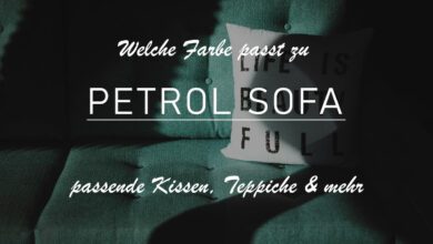 Titelbild zu dem Thema "Welche Farbe passt zu petrol Sofa?". Zu sehen ist ein petrolfarbenes Sofa mit starken Licht-Schatten-Kontrasten. Auf dem Sofa ist ein weißes Kissen drapiert, welches die Aufschrift "LIFE IS BEAUTYFULL" in schwarz trägt.