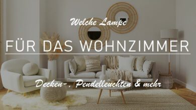 Einblick in ein Wohnzimmer mit einer sehr neutralen Farbpallette. Dabei sehen wir Stehlampen in den Ecken, welche im Abend für kuschelige Beleuchtung sorgen und dennoch genügend Licht zum Lesen spenden. Das Bild ist leicht abgedunkelt, wodurch der Titel sichtbarer wird: Welche Lampe für das Wohnzimmer? Decken- und Pendelleuchten und mehr.