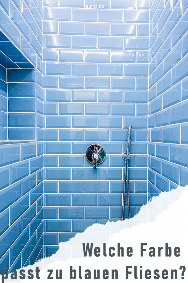 Einblick in eine blau geflieste Dusche mit silberner Armatur. 