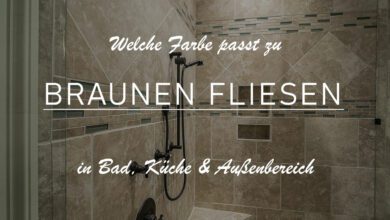 Ausschnitt aus einem Badezimmer mit braunen Fliesen. Wir erkennen eine eingebaute Dusche in mattem Schwarz. Die braunen Fliesen werden durch kleine grüne- bzw. aquafarben Fliesen unterbrochen und bringen dem Badezimmer einen eher Duschungel-ähnlichen Charakter. Das Bild ist leicht abgedunkelt, um den Titel "Welche Farbe passt zu braunen Fliesen?" besser lesen zu können.