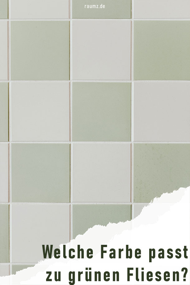 Eine Variante mit grünen Fliesen – hierbei handelt es sich um einen Fliesenspiegel mit hellgrünen und weißen Fliesen. In der unteren rechten Ecke des Bildes befindet sich ein Riss. Darunter verbirgt sich der Titel des Beitrags: Welche Farbe passt zu grünen Fliesen?