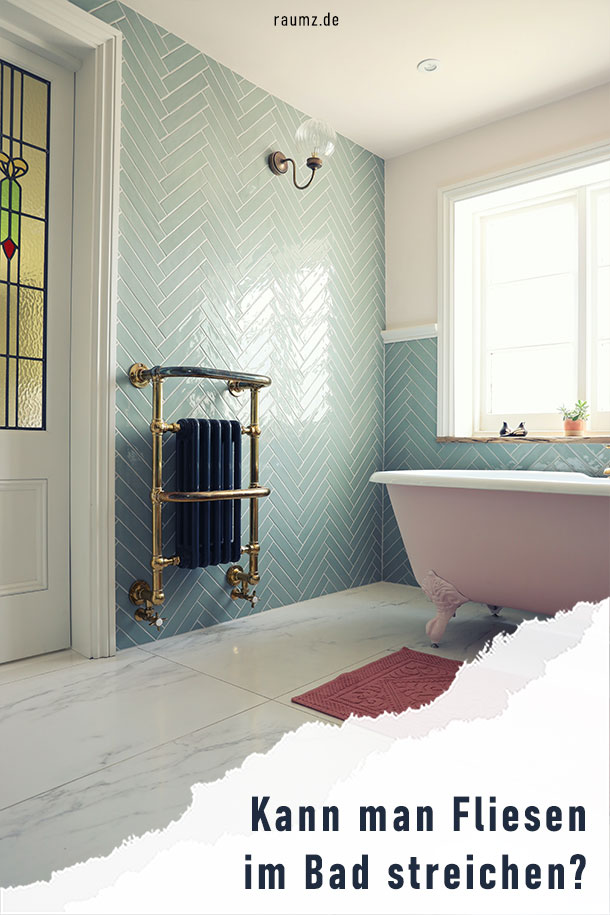 Verleihe Deinem (alten) Badezimmer einen neuen Look. Zum Beispiel sorgt die frische Mintfarbe für einen frischen Touch in dem altertümlichen Badezimmer mit Wanne und sichtbarem Heizkörper. Genialerweise erfährt der Heizkörper auch gleich ein farbliches Update und setzt einen schönen Kontrast zur neuen Wandfarbe.