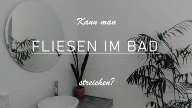 Zeigen Deine Fliesen erste Nutzungserscheinungen, dann musst Du sie nicht gleich auswechseln. Du kannst mit einem neuen Anstrich ein strahlendes Weiß verleihen, so wie auf dem Bild. Gleichzeitig kannst Du der Dekoration des Badezimmers ein Update verpassen und beispielsweise diese minimalistische Einrichtung mit übernehmen.