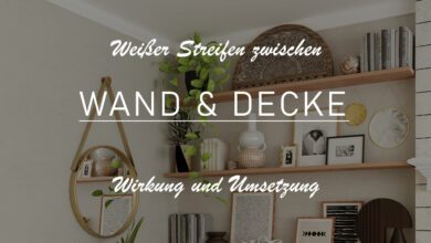 Titelbild mit der Schrift: "Weißer Streifen zwischen Wand und Decke Wirkung und Umsetzung". Im Hintergrund erkennt man eine mit weißem Streifen verzierte Wand. Dabei wurde auf eine pastellgrüne Wandfarbe gesetzt. Sie ist mit einem Regal und boho-minimalistischen Dekor behangen. Daneben befindet sich eine Andeutung einer Ziegelwand.
