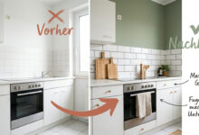 Vorher-Nachher-Vergleich Metro Fliesen kombinieren Farbe – links schlichte weiße Küche mit rotem X, rechts aufgewertete Küche mit Metro-Fliesen, Salbeigrüner Wand und Holzaccessoires, Hinweise Matt trifft Glanz und Fugenfarbe macht den Unterschied