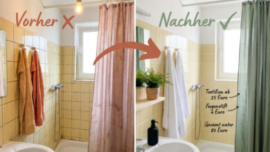 Welche Farbe passt zu gelben Fliesen – Vorher-Nachher-Vergleich eines Badezimmers: Links altmodisches Bad mit gelben Fliesen, orangefarbenen Handtüchern und rosa Duschvorhang (rotes X), rechts modernes Styling mit salbeigrünem Duschvorhang, weißen Handtüchern, mattschwarzer Seife, Farn und aufgefrischten Fugen (grüner Haken). Gesamt unter 80 Euro.