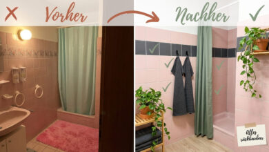 Welche Farbe passt zu rosa Fliesen – Vorher-Nachher-Vergleich eines Badezimmers: Links altmodisches Bad mit rosa Fliesen, rosa Badvorleger und gelblichem Licht (rotes X), rechts modernes Bad mit denselben rosa Fliesen, anthraziten Handtüchern, salbeigrünem Duschvorhang, Grünpflanzen und dunkelgrauer Bordüre (grüner Haken). Alles rückbaubar.