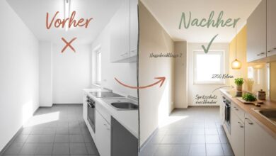 Welche Wandfarbe zu grauen Bodenfliesen – Vorher-Nachher-Vergleich einer Küche: Links kühle Küche mit weißen Wänden und grauen Bodenfliesen (rotes X), rechts warme Küche mit Greige-Wandfarbe, Holzarbeitsplatte, Pendelleuchte 2700 Kelvin und Grünpflanzen (grüner Haken). Nassabriebklasse 2, Spritzschutz rückbaubar.